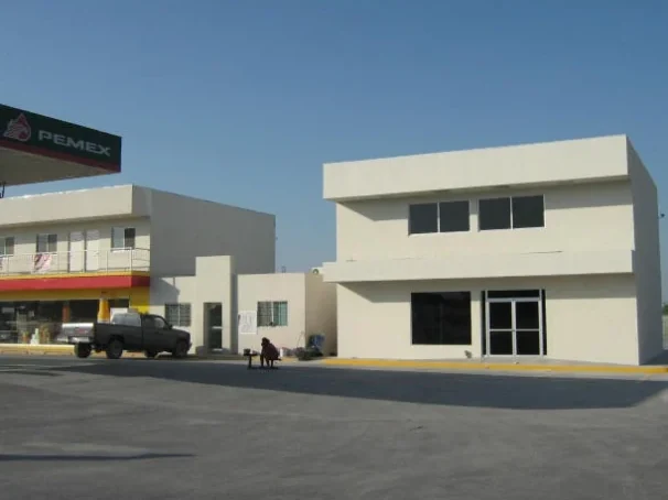 Locales comerciales y estación de servicio