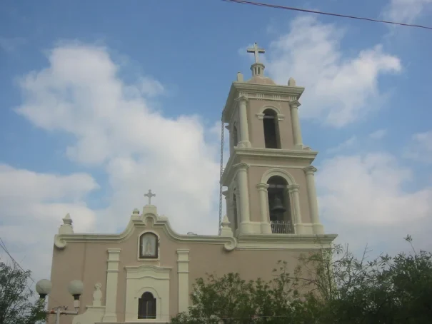 Restauración de iglesia y construcción de escalinata