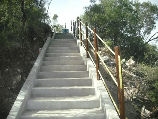 Restauración de iglesia y construcción de escalinata