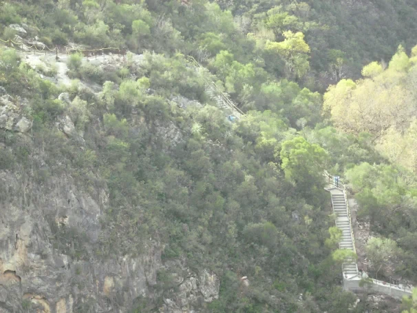 Restauración de iglesia y construcción de escalinata